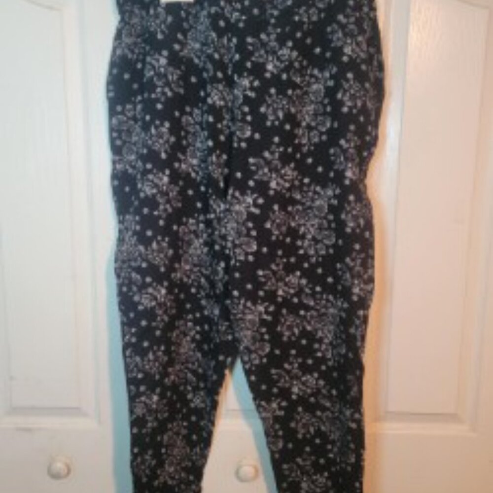 SO High Rise Tapered Pull-On Pants Size 2X Black Floral Lightweight - Picture 2 of 5